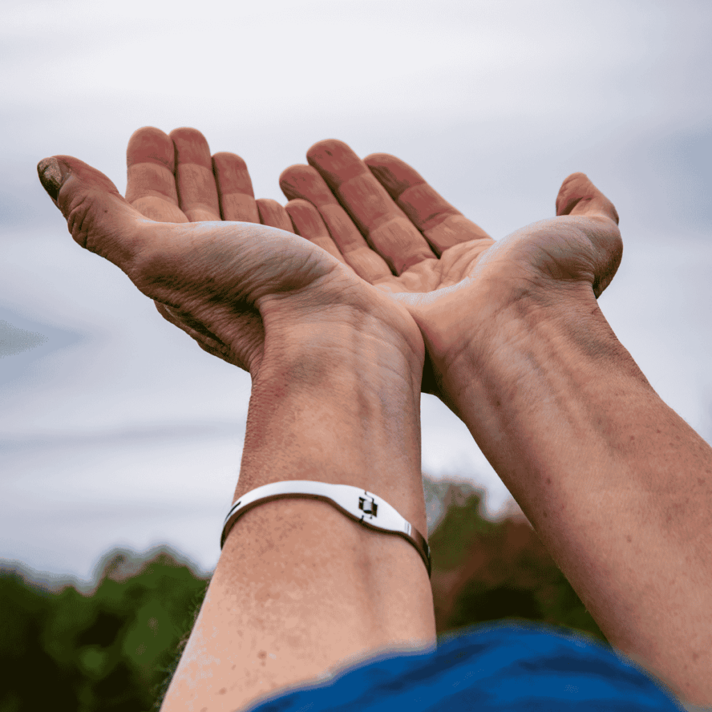Geöffnete Hände während einer Reiki-Behandlung bei Sabine Hofbauer